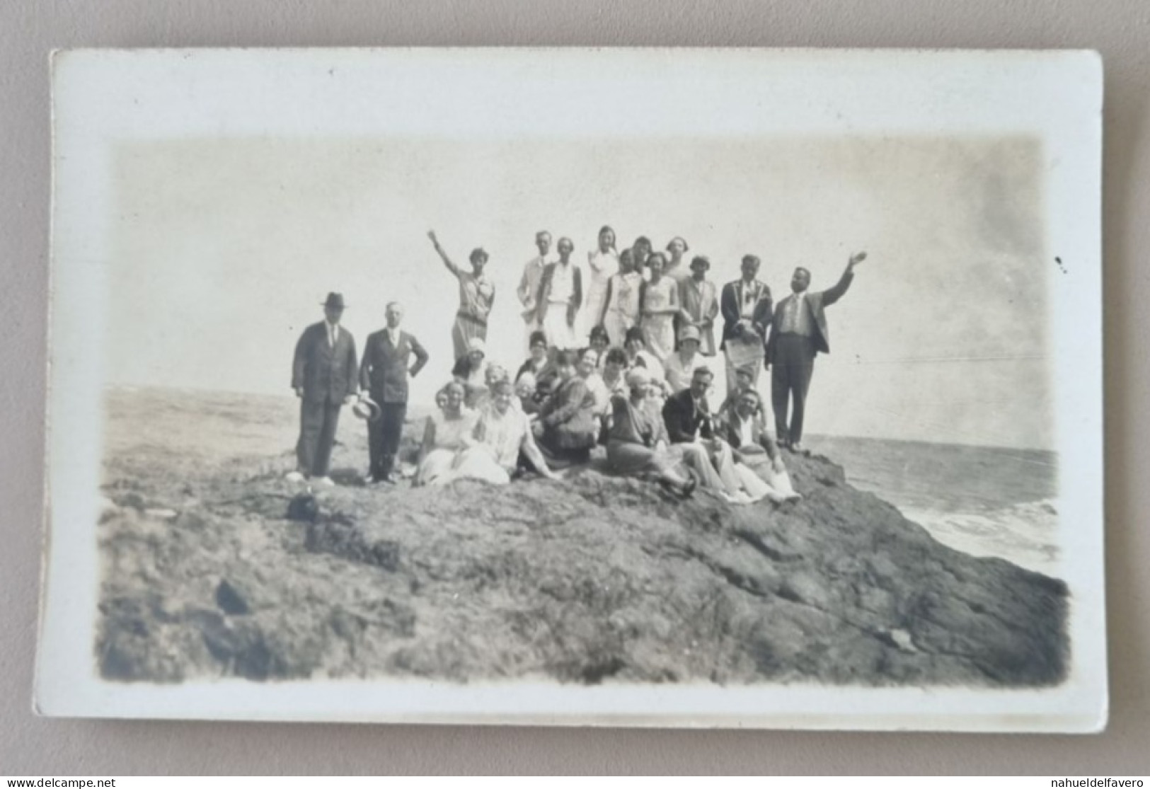 PH - Ph Original - Beaucoup D'hommes Et De Femmes S'amusent Sur Les Rochers Au Bord De La Mer - Anonyme Personen