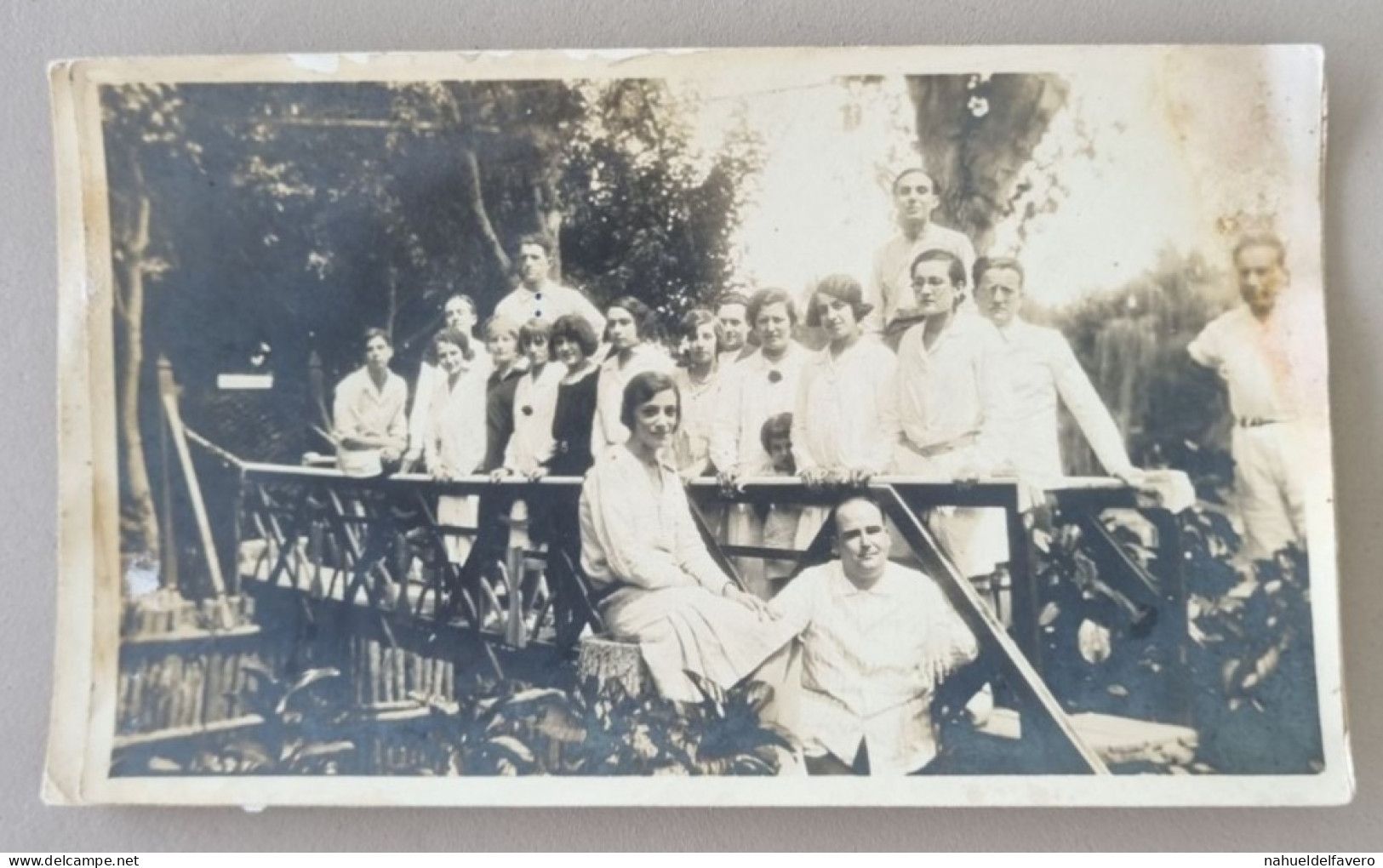 PH - Ph Original - Beaucoup D’étudiants Hommes Femmes Sur Un Pont En Bois - Anonymous Persons