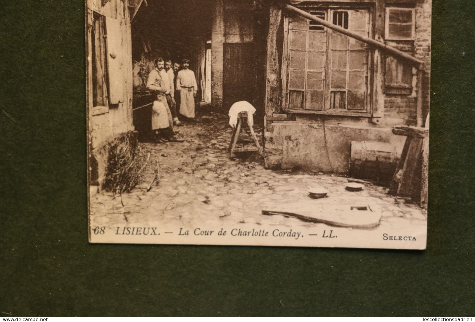 Carte Postale - Lisieux - La Cour De Charlotte Corday Selecta - Lisieux