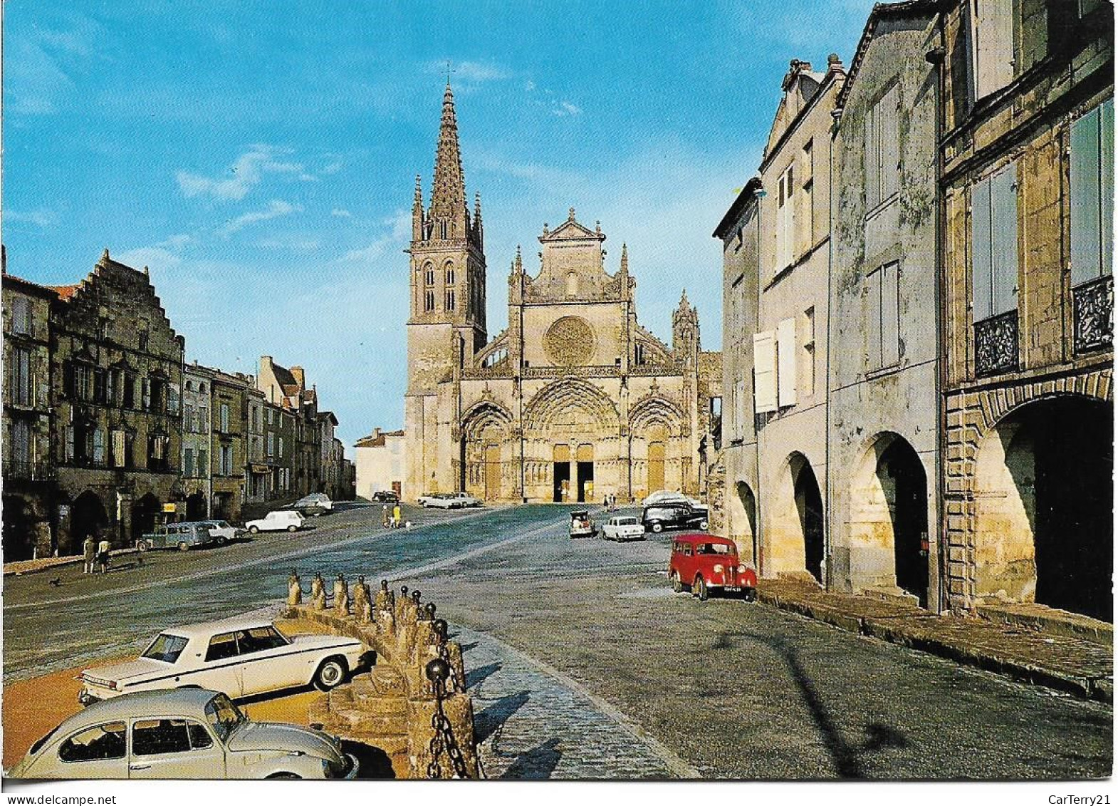 CPSM. 33 BAZAS. PLACE DE LA REPUBLIQUE ET CATHEDRALE. VOITURES ANCIENNES. - Bazas