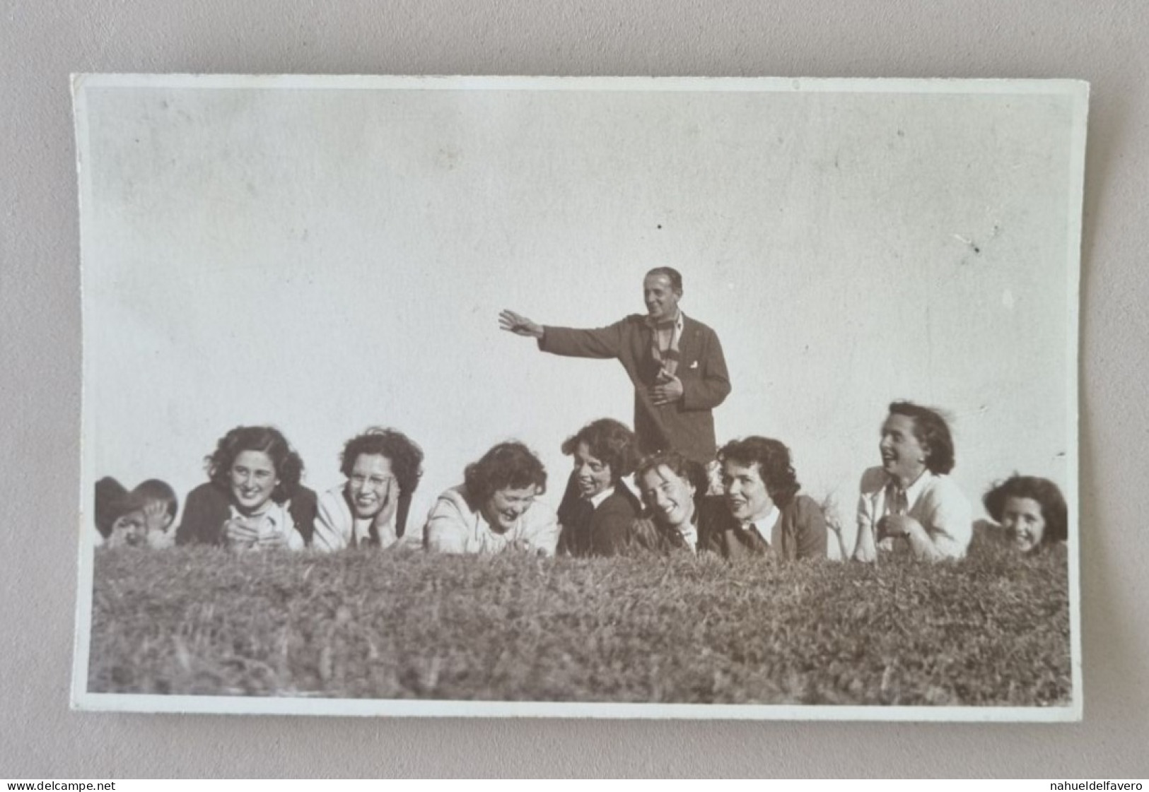 PH - Ph Original - Beaucoup De Jeunes Femmes Allongées Sur L'herbe Tandis Qu'un Homme Sourit Derrière Elles 1950 - Personnes Anonymes