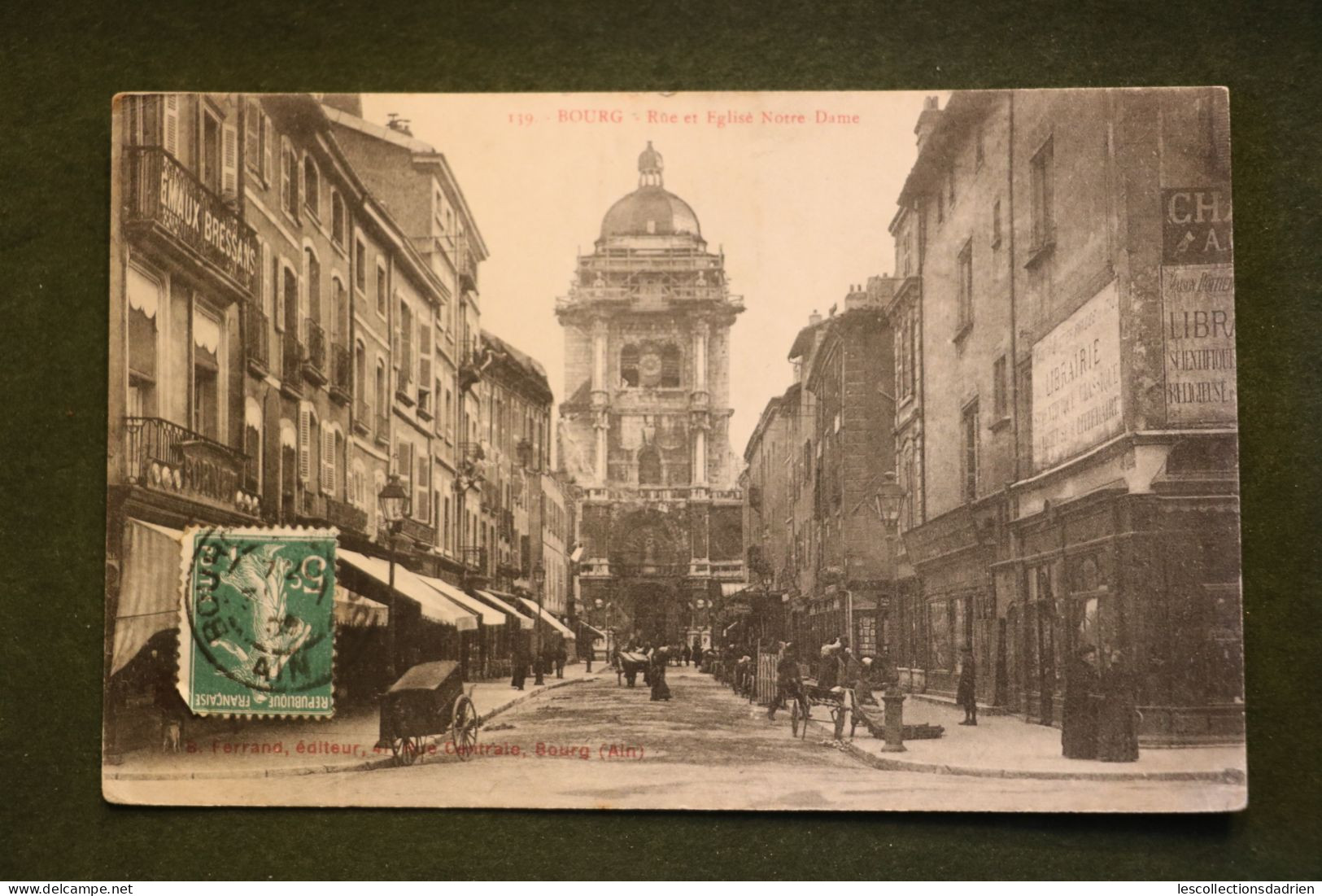 Carte Postale Ancienne - Bourg - Rue De L'église Notre-Dame Animée Rue Centrale - Other & Unclassified