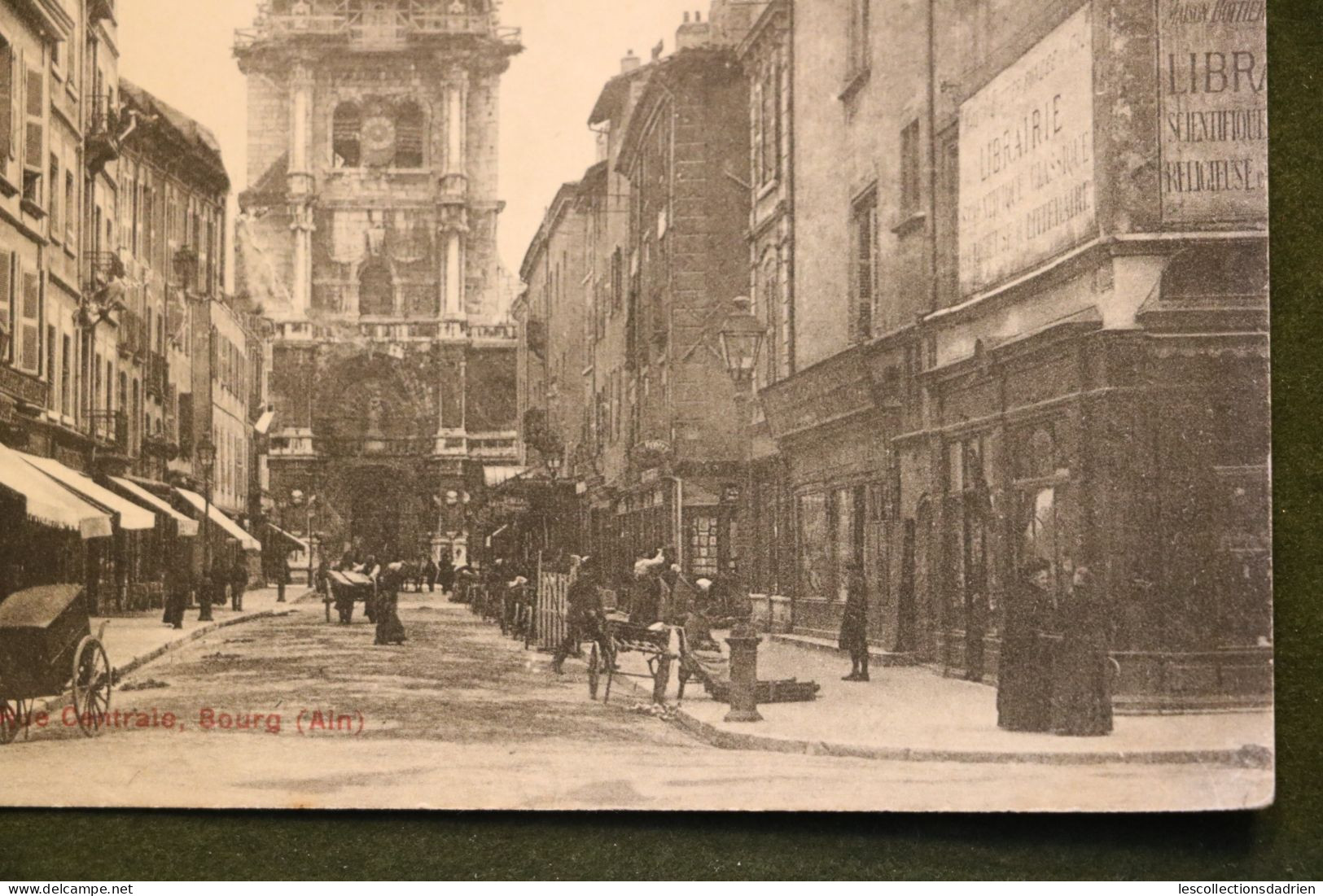 Carte Postale Ancienne - Bourg - Rue De L'église Notre-Dame Animée Rue Centrale - Other & Unclassified