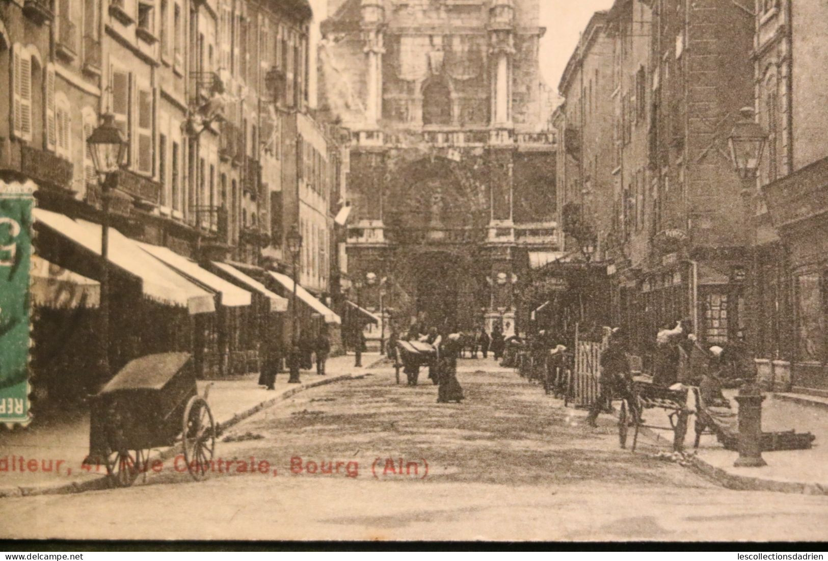 Carte postale ancienne - Bourg - rue de l'église Notre-Dame animée rue Centrale