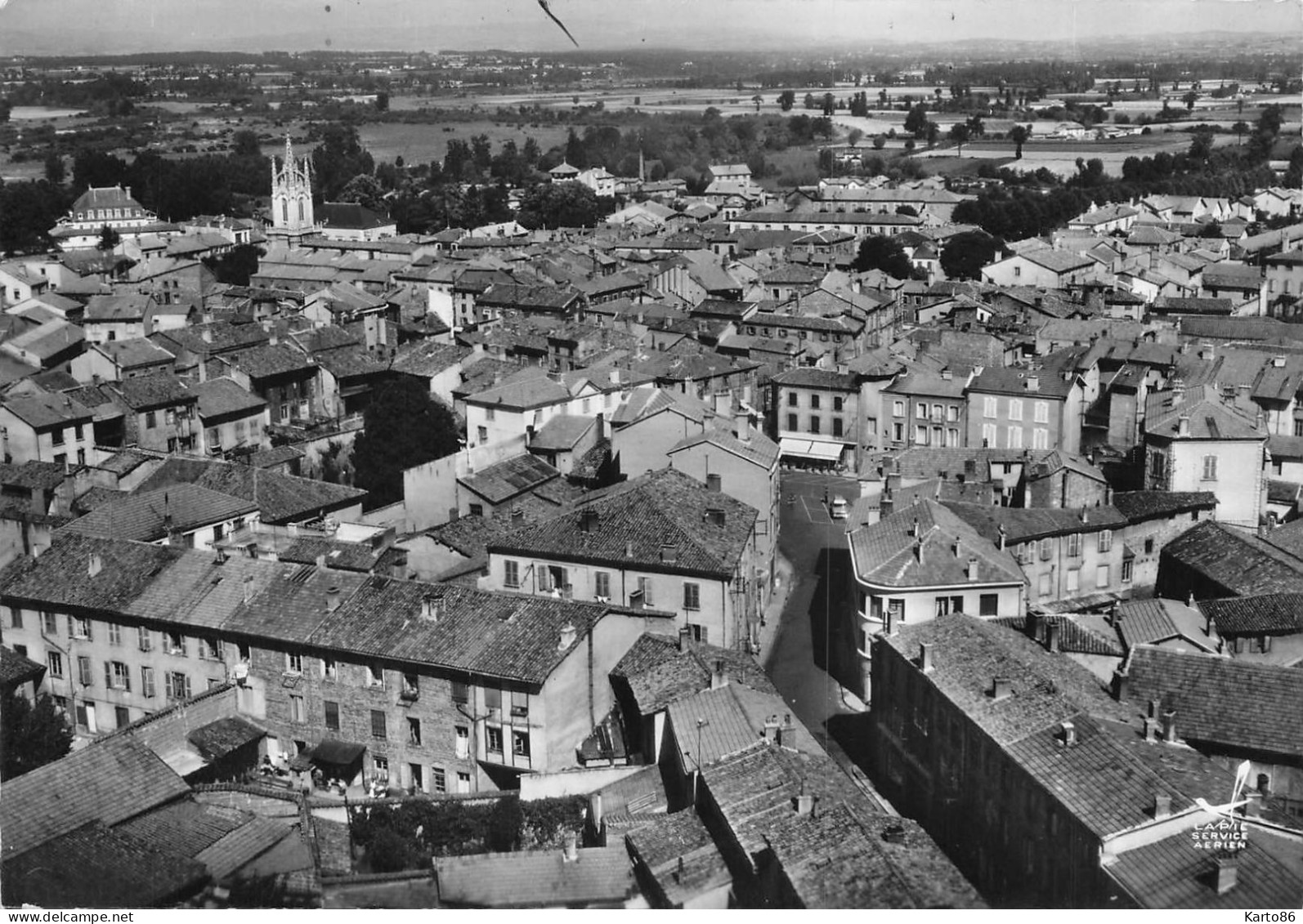 Feurs * Place Du Marché Et Vue Générale Du Village - Feurs