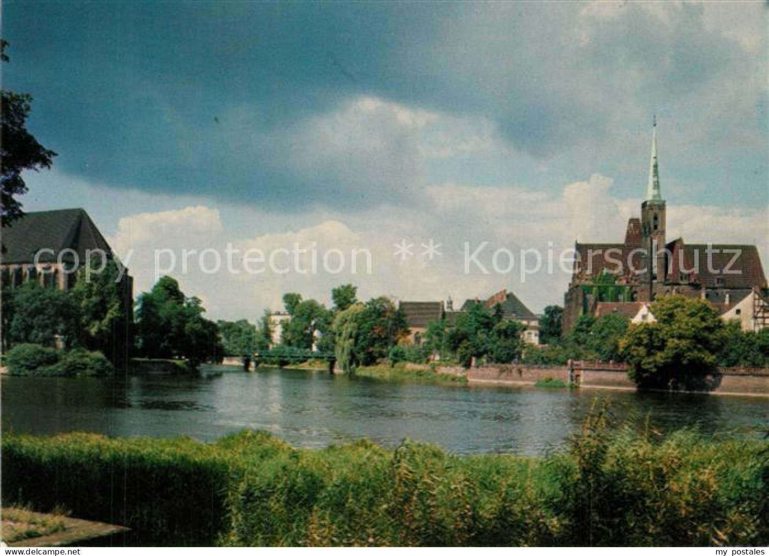 73599762 Wroclaw Ostrow Tumski Gotycki Kosciol Blick Ueber Den Fluss Zur Kirche  - Pologne