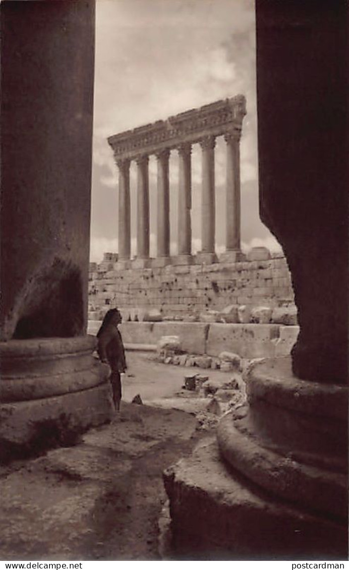 Lebanon - BAALBEK - Temple Of The Sun Framed By Colum Of Bacchus- REAL PHOTO Publ. American Colony - Liban