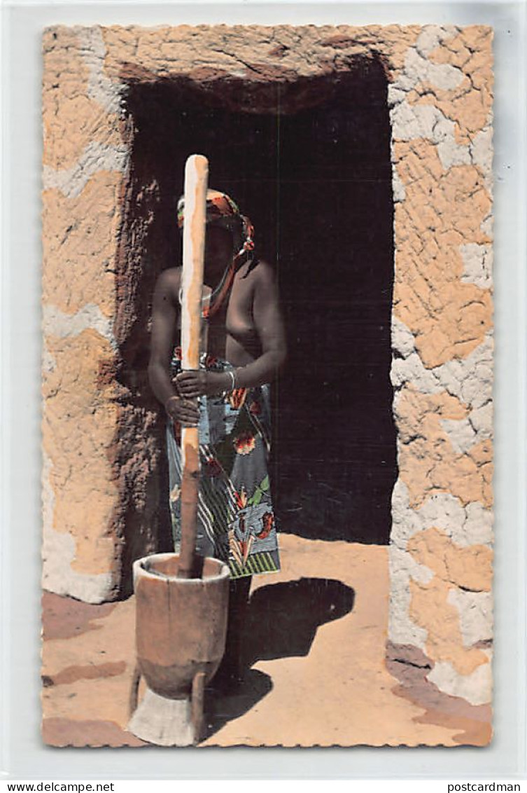 Niger - NU ETHNIQUE - Pileuse De Mil à NIamey - Ed. Jeune Afrique - Cliché Hazan  - Niger