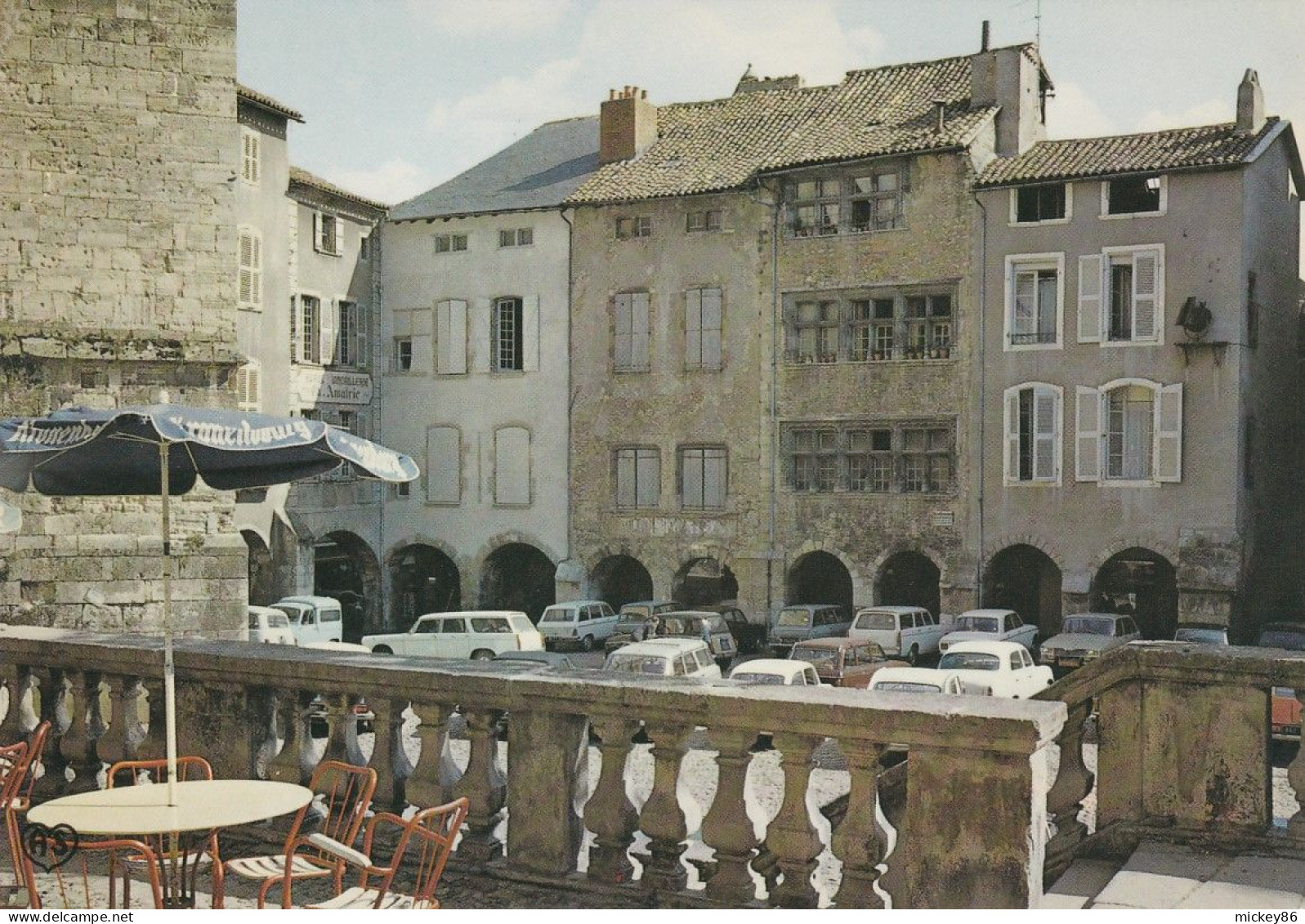 VILLEFRANCHE DE ROUERGUE --1976--Place Notre-Dame ( Voitures) , Timbre, Cachet + Hôtel Laguarrigu - Villefranche De Rouergue