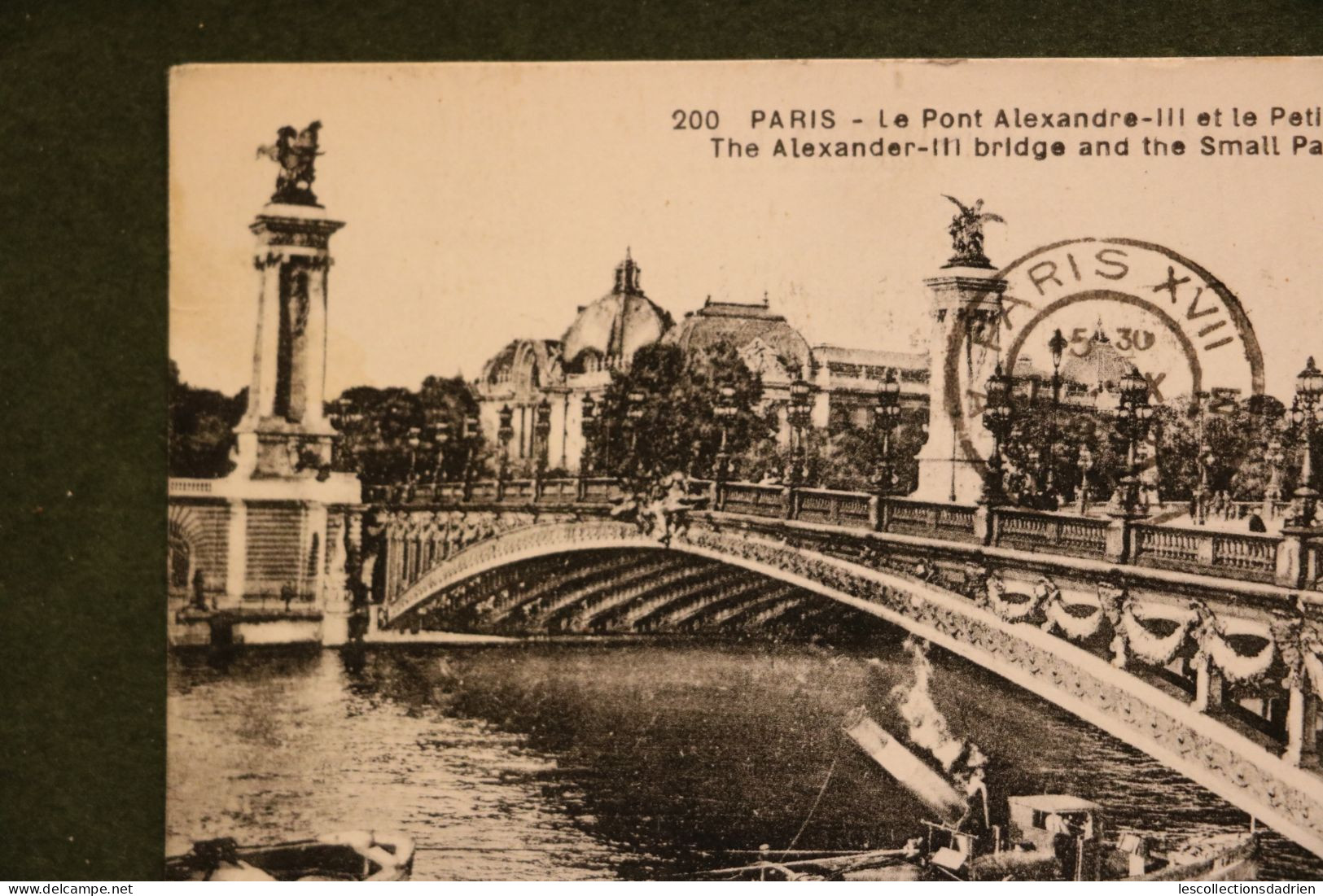Carte Postale Ancienne - Paris - Pont Alexandre III Et Petit Palais - Bareau Avec Cheminée Qui Se Baisse - De Seine En Haar Oevers