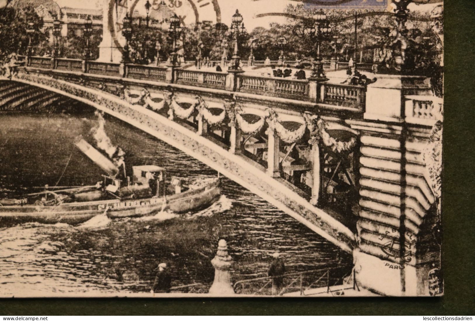 Carte Postale Ancienne - Paris - Pont Alexandre III Et Petit Palais - Bareau Avec Cheminée Qui Se Baisse - El Sena Y Sus Bordes