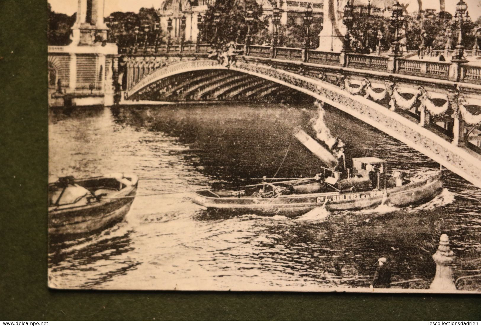Carte Postale Ancienne - Paris - Pont Alexandre III Et Petit Palais - Bareau Avec Cheminée Qui Se Baisse - Die Seine Und Ihre Ufer