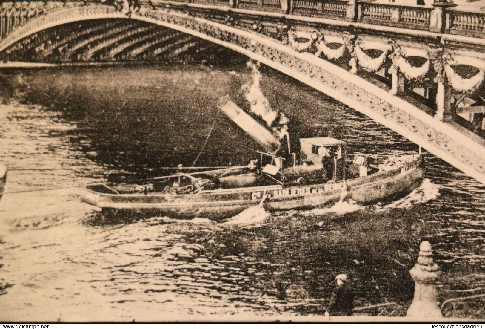 Carte postale ancienne - Paris - pont Alexandre III et Petit Palais - bareau avec cheminée qui se baisse