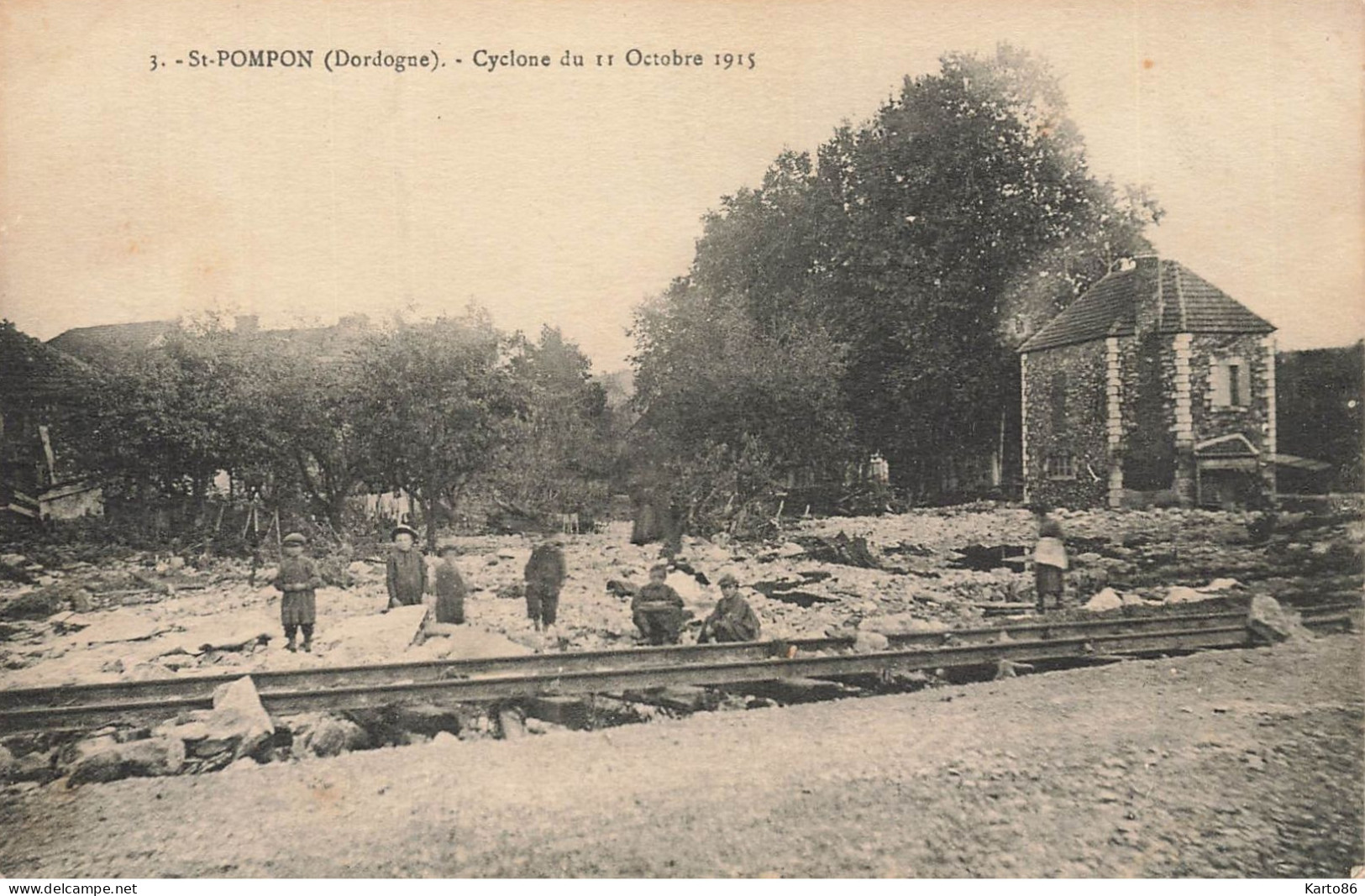 St Pompon * RARE CPA ! * Cyclone Du 11 Octobre 1915 * Rails Ligne Chemin De Fer Dordogne * Enfants Villageois - Autres & Non Classés