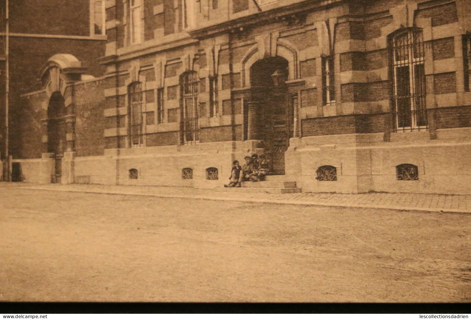 Carte postale ancienne Huy le palais de justice et la prison