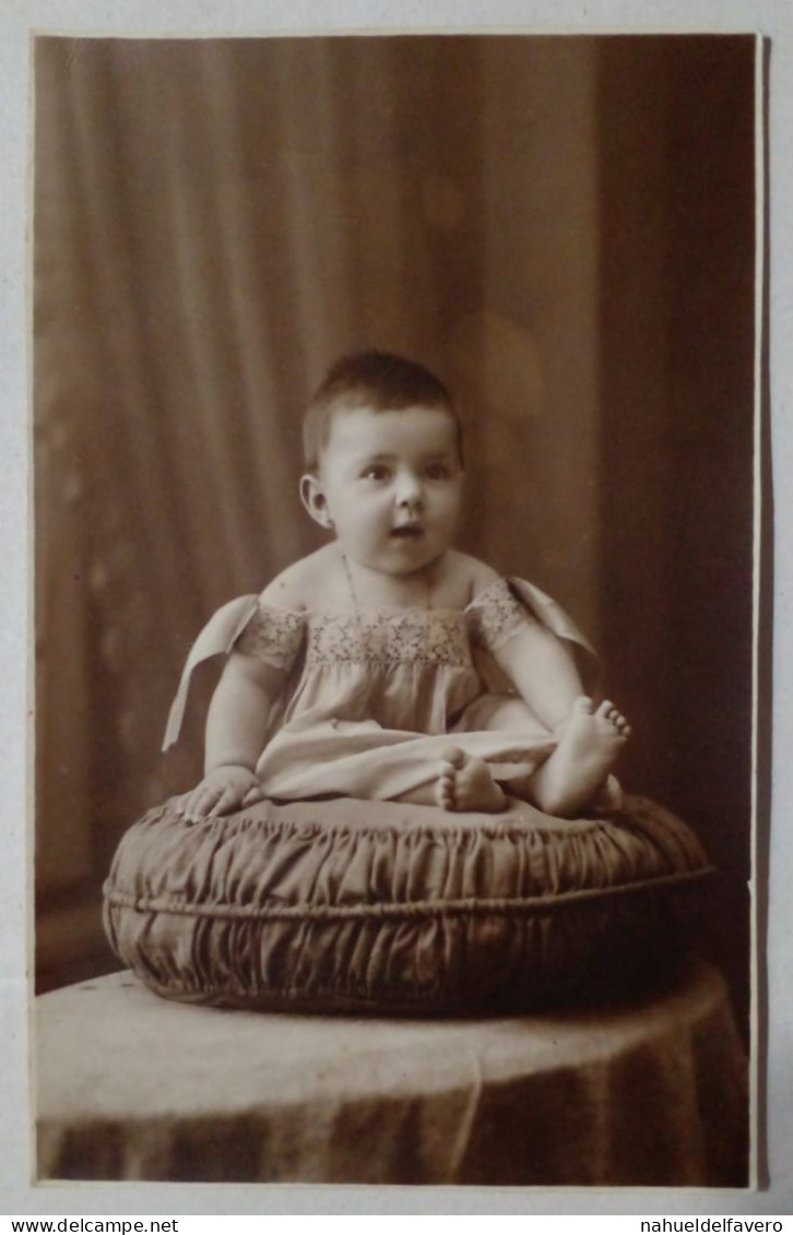 Carte Postale - Portrait D'un Bébé Assis Sur Un Oreiller. - Portraits