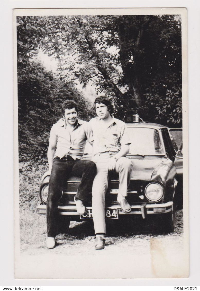 Guys Pose Affectionate, Sittin On Old SKODA Car Hood, Portrait, Vintage Orig Phot 9x14cm. (52671) - Coches