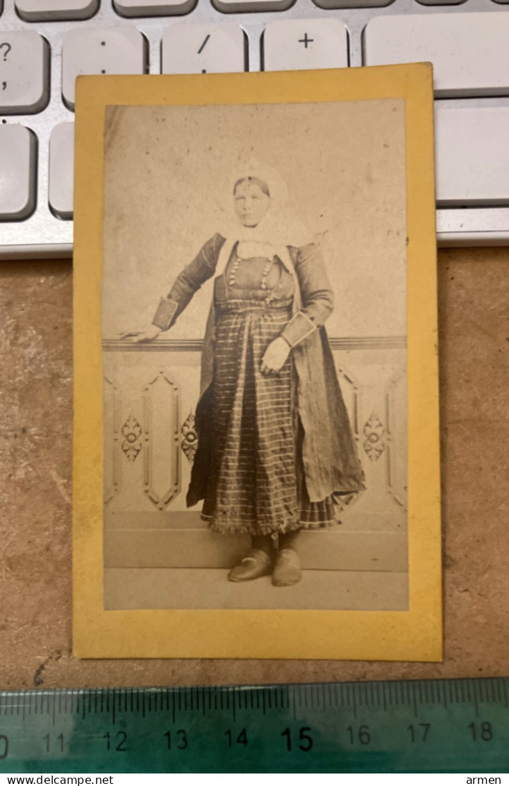 Réal Photo CDV Vers 1870 Croatia  Slovènia   Costume Del Villaggio Di Muc A Identifier - Alte (vor 1900)