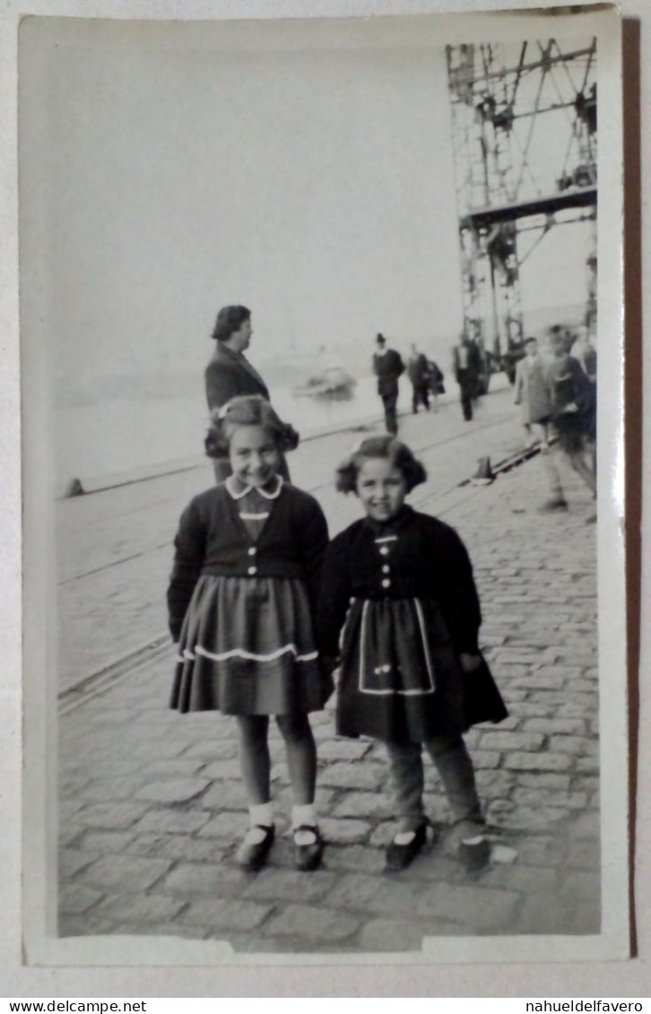 Photographie - Deux Jeunes Filles Se Promenant Dans Le Port. - Anonyme Personen