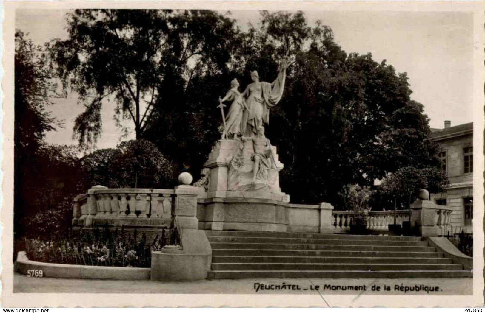 Neuchatel - Monument De La Republique - Neuchâtel