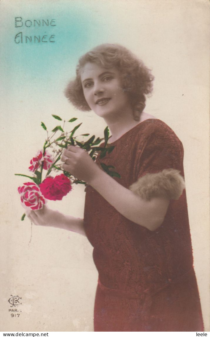 F47. Vintage French Greetings Postcard. Woman With Roses And Mistletoe - Neujahr