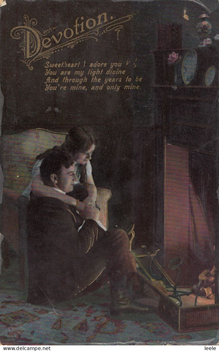 F35. Vintage Postcard. Devotion. Couple Sitting In Front Of The Fire. - Couples