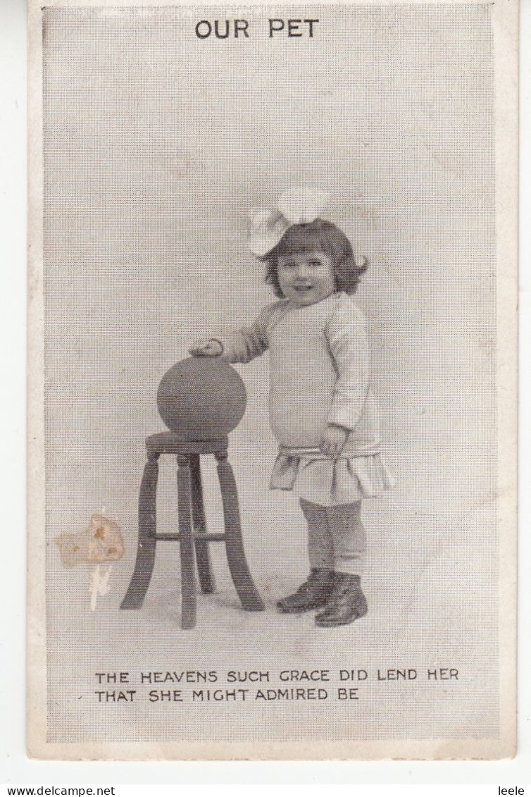 F12. Vintage Postcard. Our Pet. Little Girl With Bow In Her Hair. - Groupes D'enfants & Familles