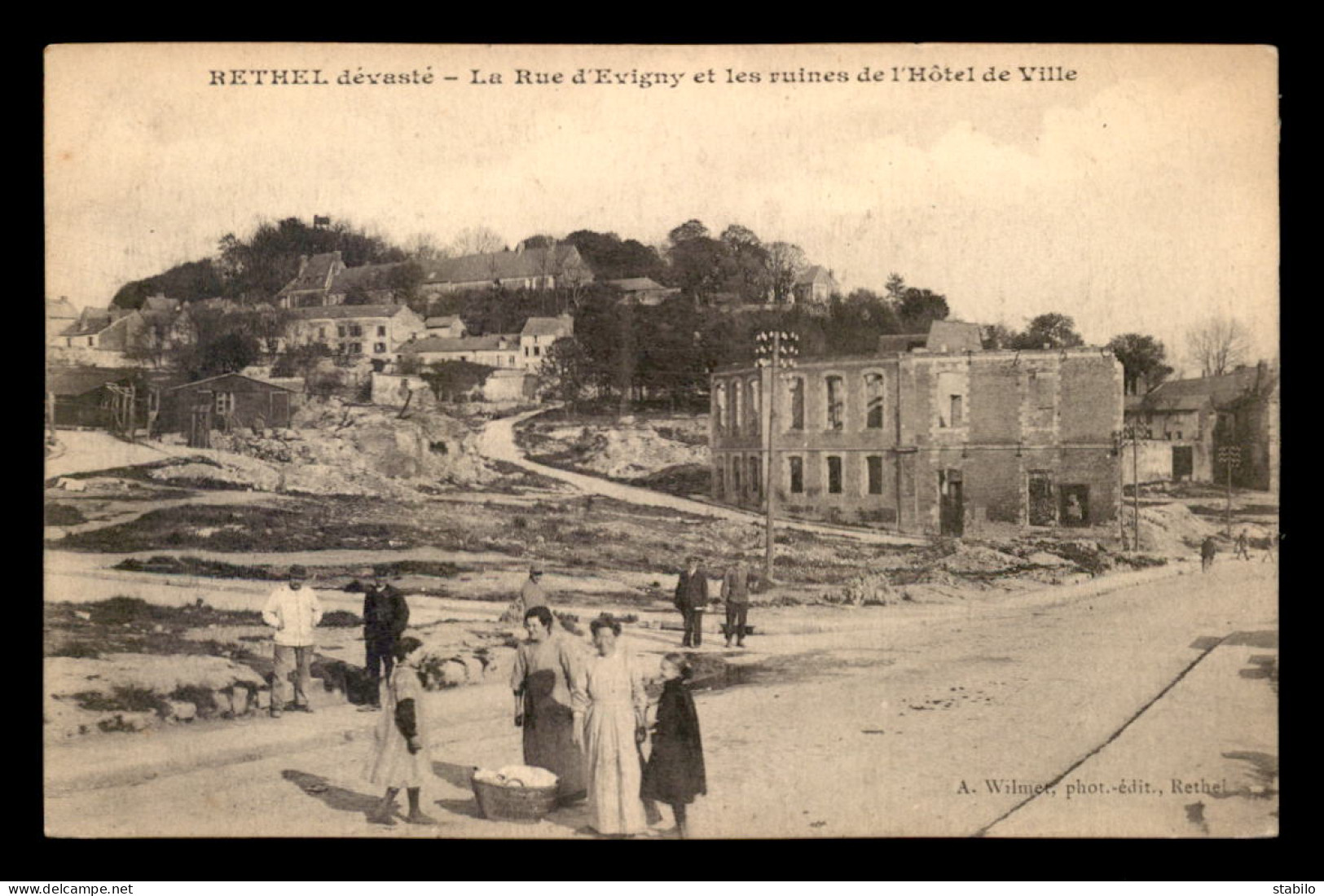 08 - RETHEL - LA RUE D'EVIGNY ET LES RUINES DE L'HOTEL DE VILLE - Rethel