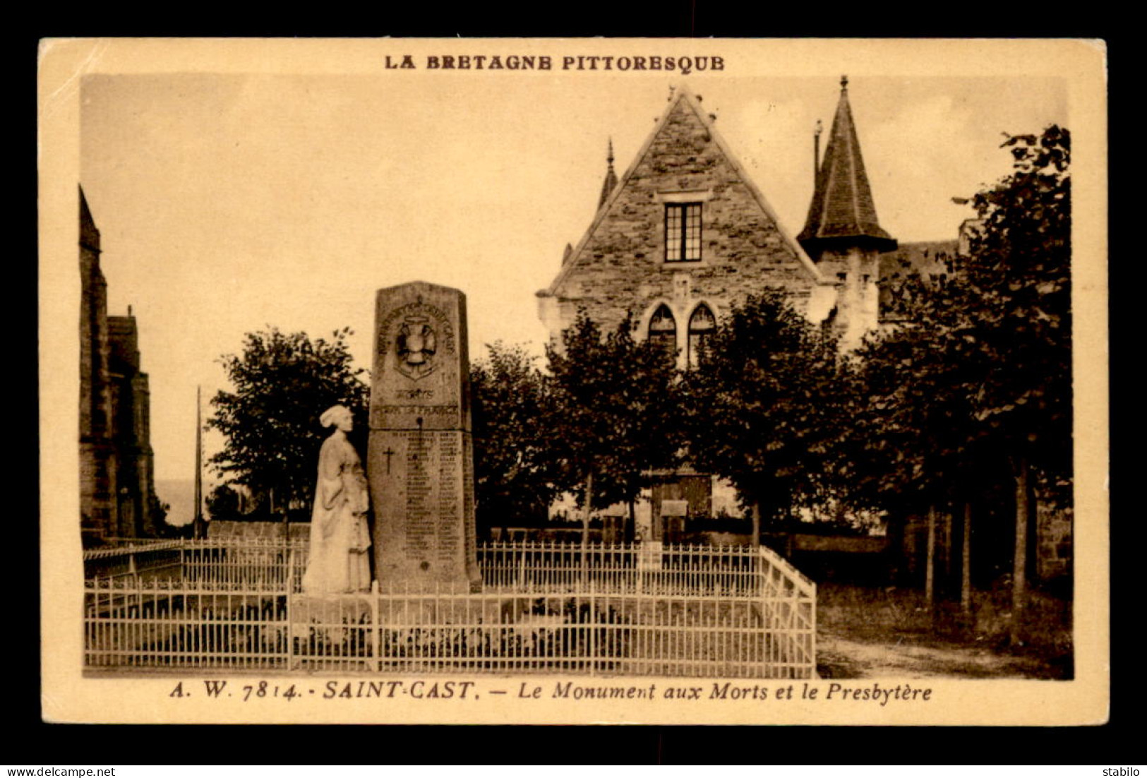 22 - ST-CAST - LE MONUMENT AUX MORTS ET LE PRESBYTERE - Saint-Cast-le-Guildo