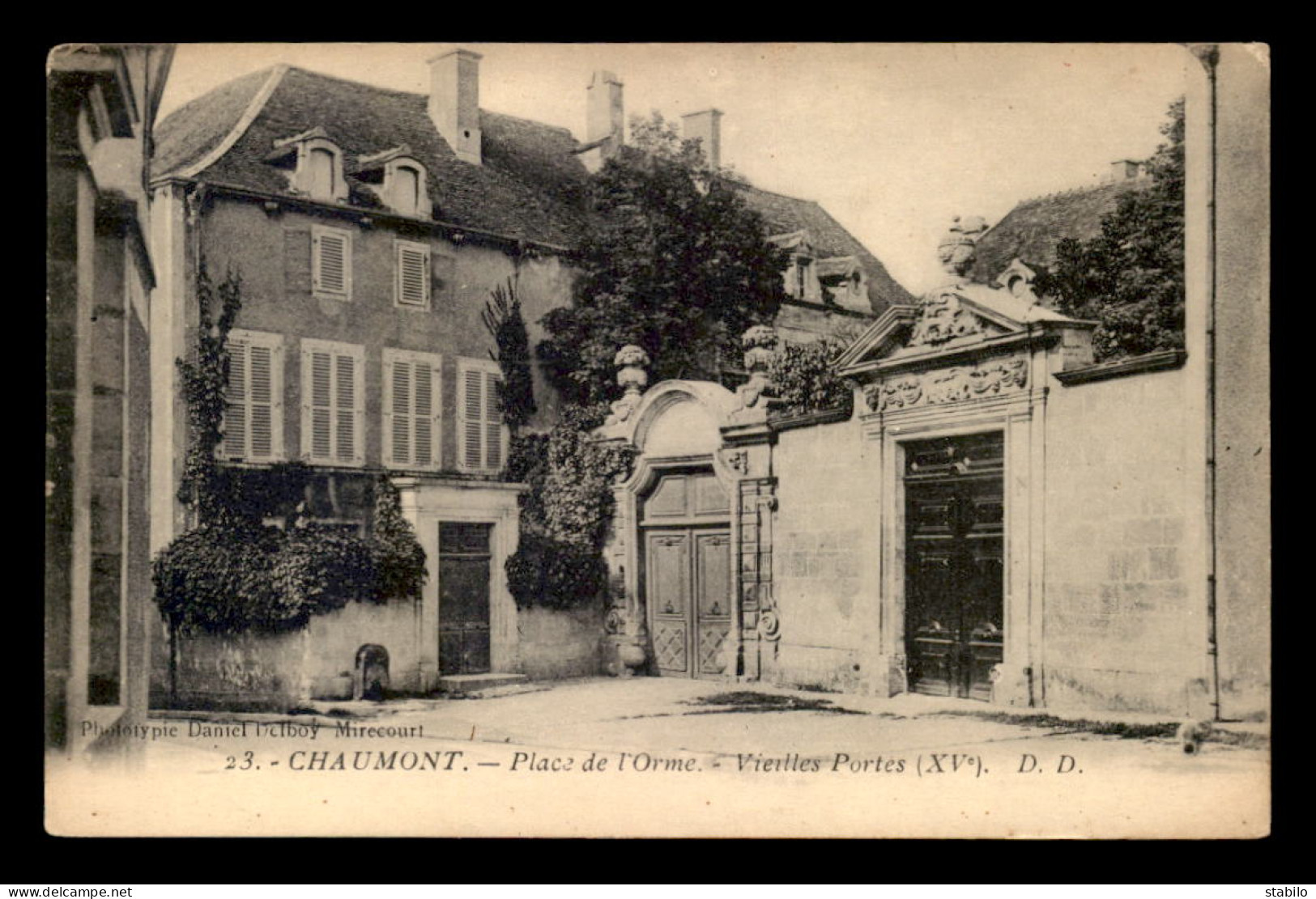 52 - CHAUMONT - PLACE DE L'ORME - VIEILLES PORTES - Chaumont