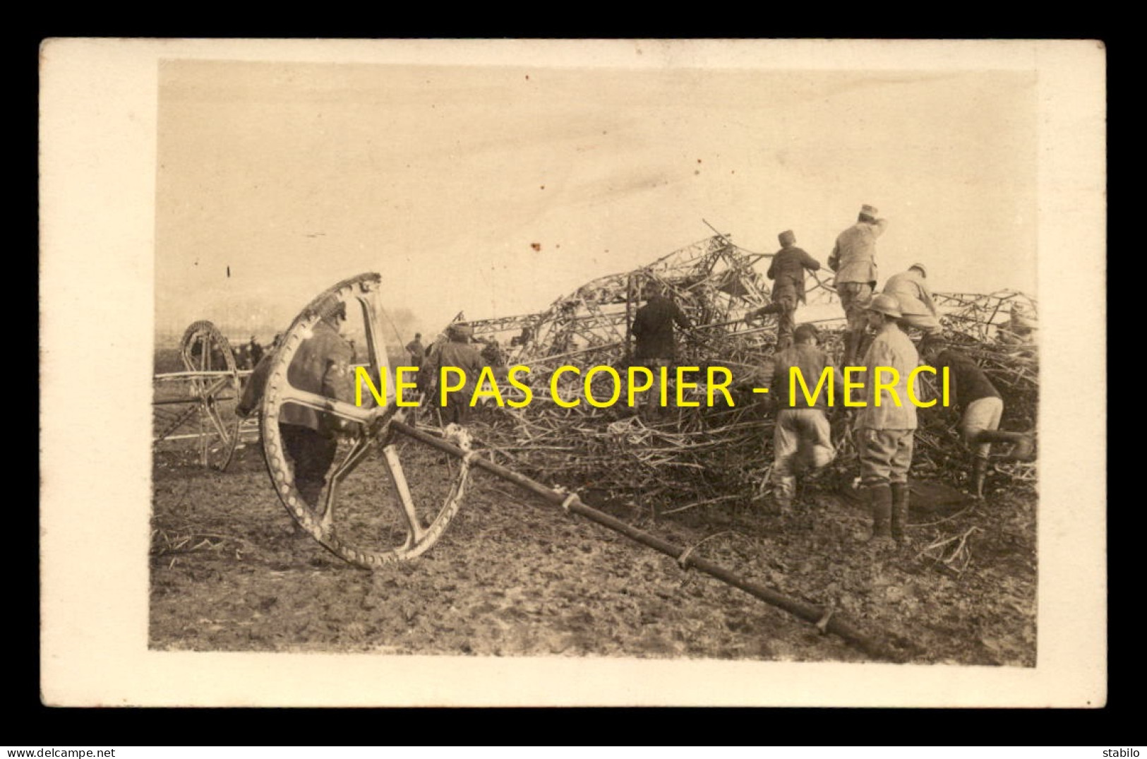 55 - REVIGNY-SUR-ORNAIN - DEBRIS DU ZEPPELIN LZ 77 DETRUIT LE 21 FEVRIER 1916 - CARTE PHOTO ORIGINALE  - Revigny Sur Ornain