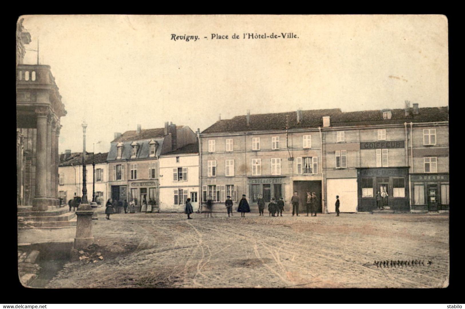 55 - REVIGNY-SUR-ORNAIN - PLACE DE L'HOTEL DE VILLE - CARTE COLORISEE - VOIR ETAT - Revigny Sur Ornain