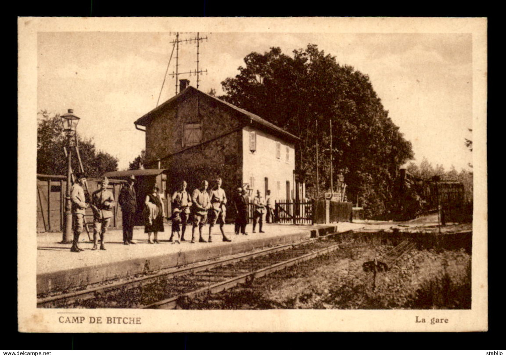 57 - BITCHE - LE CAMP - LA GARE DE CHEMIN DE FER - Bitche