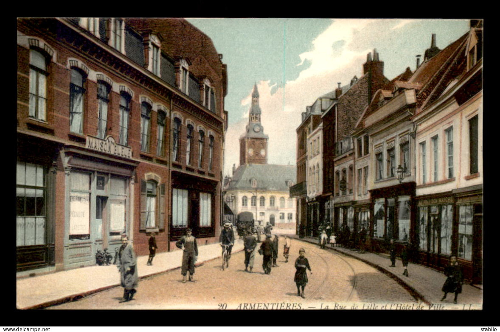 59 - ARMENTIERES - LA RUE DE LILLE ET L'HOTEL DE VILLE - MAGASIN MAISON BLEUE - CARTE COLORISEE - Armentieres