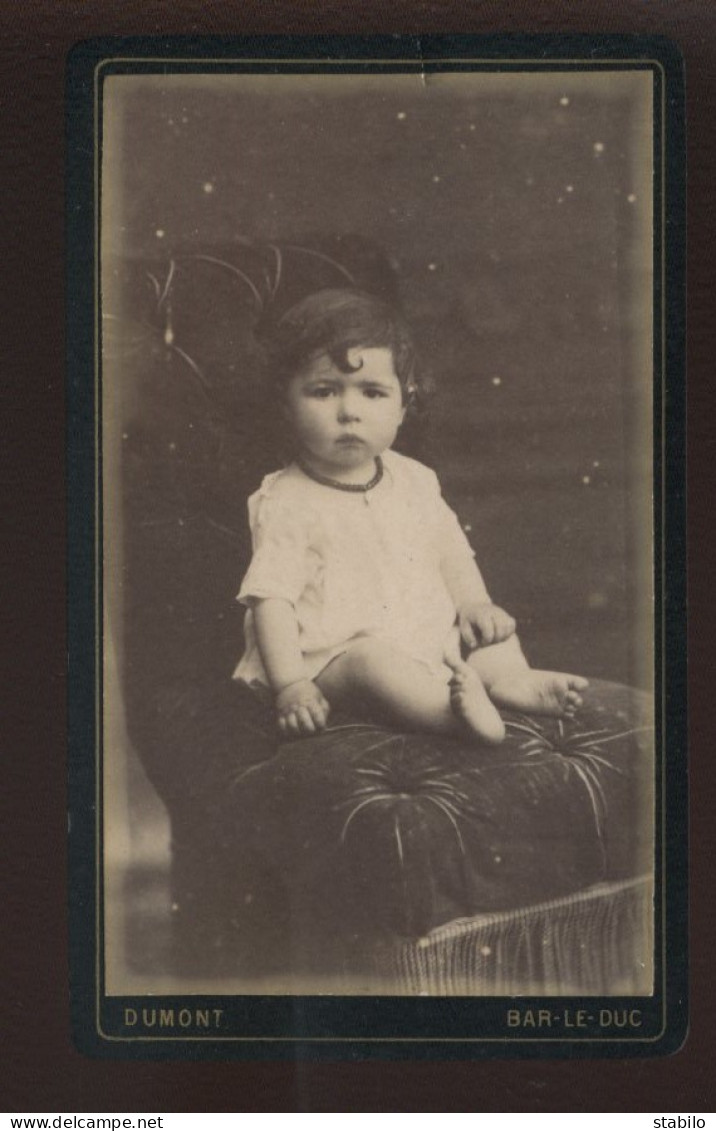 PHOTOGRAPHIE CDV J. ADEODAT DUMONT BAR-LE-DUC (MEUSE) - BEBE - FOMAT 6.5 X 10 CM - Oud (voor 1900)