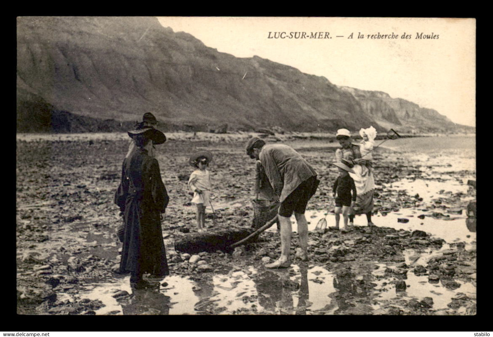 14 - LUC-SUR-MER - A LA RECHERCHE DES MOULES - PECHE A PIED - Luc Sur Mer