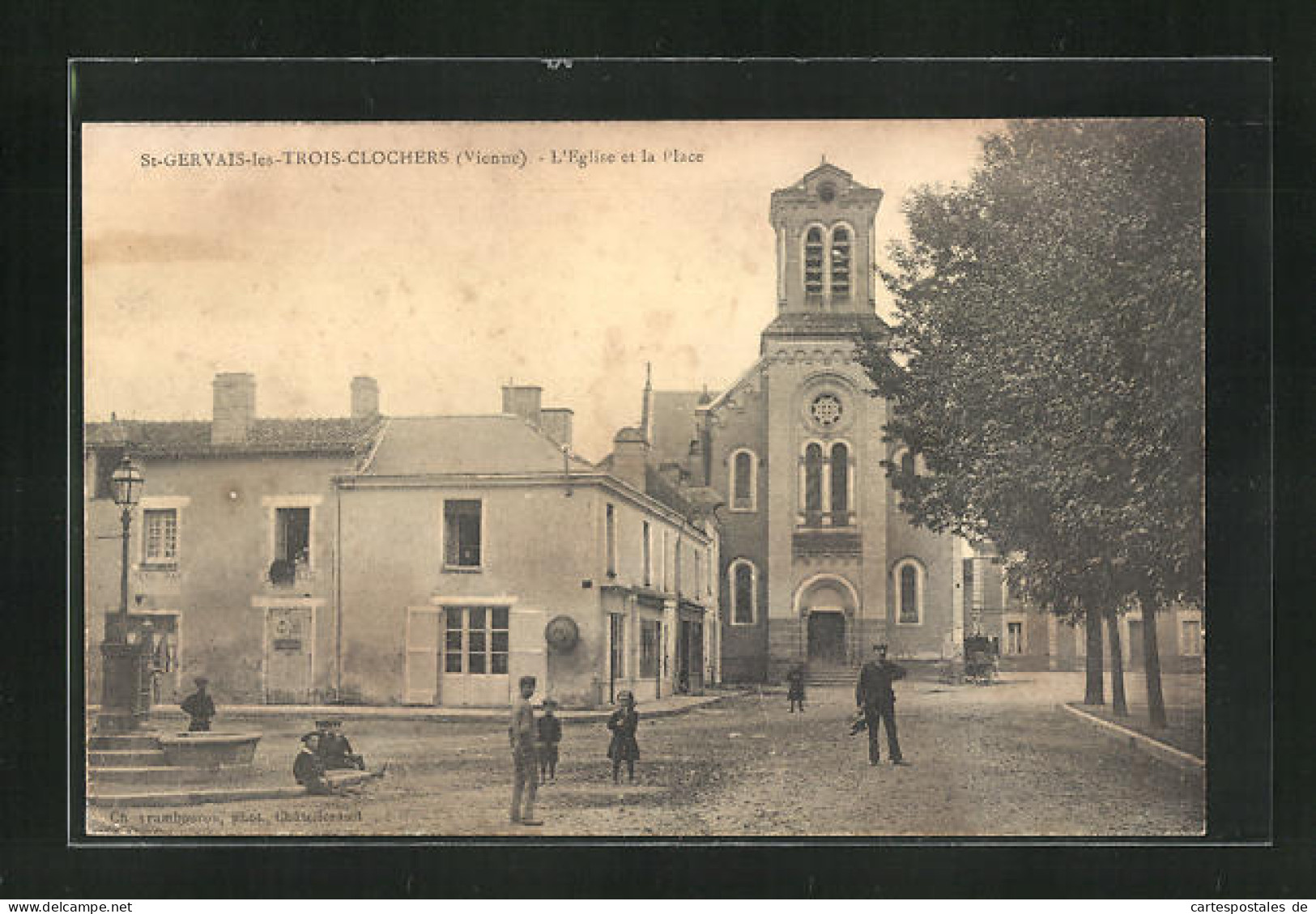 CPA Saint-Gervais-les-Trois-Clochers, L`Eglise Et La Place  - Saint Gervais Les Trois Clochers