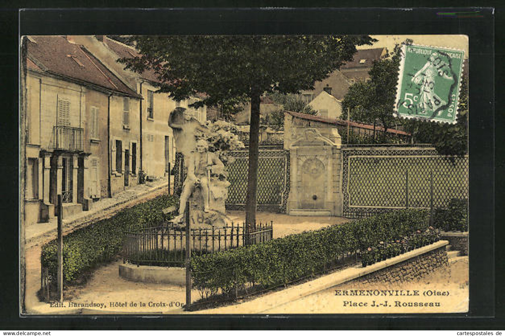 CPA Ermenonville, Place J.-J. Rousseau, Monument  - Ermenonville