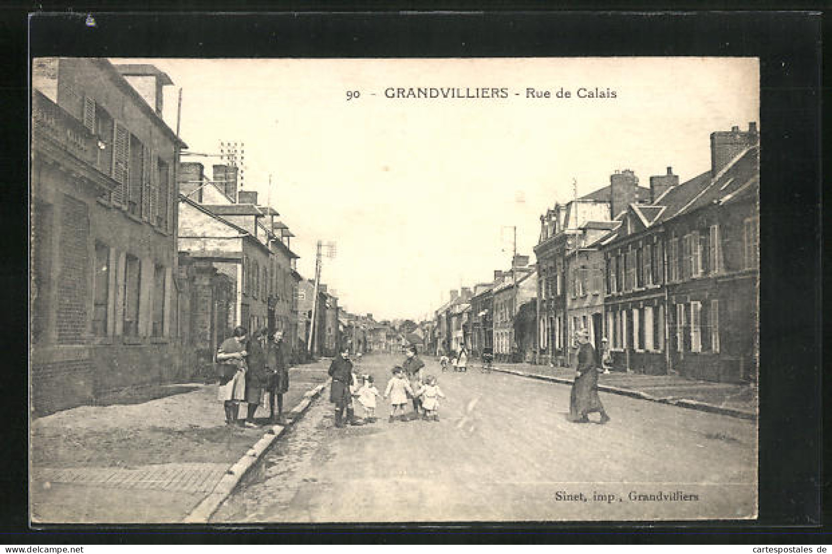 CPA Grandvilliers, Rue De Calais, Vue De La Rue  - Grandvilliers