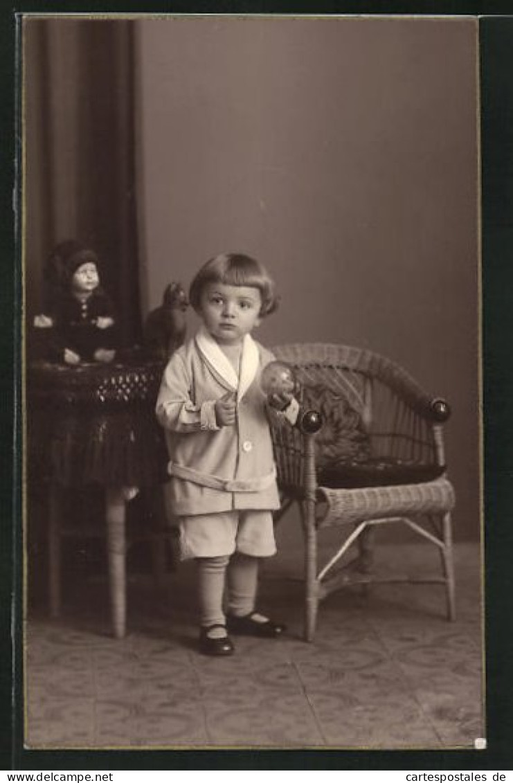 Foto-AK Kleines Kind Mit Einem Ball In Der Hand Und Puppe  - Used Stamps