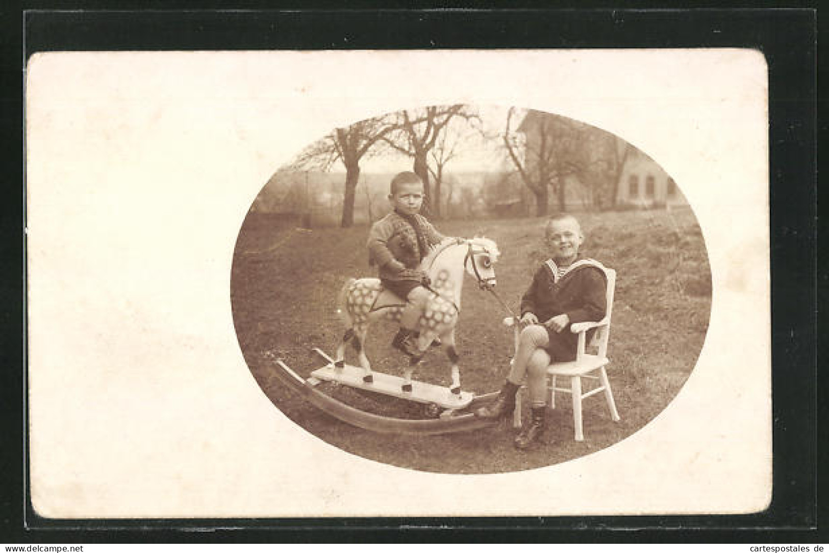 Foto-AK Zwei Kleine Jungen Mit Einem Schaukelpferd Im Freien  - Used Stamps
