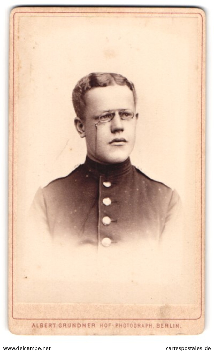 Fotografie Albert Grundner, Berlin, Portrait Charmanter Junger Soldat In Interessanter Uniform  - Anonyme Personen