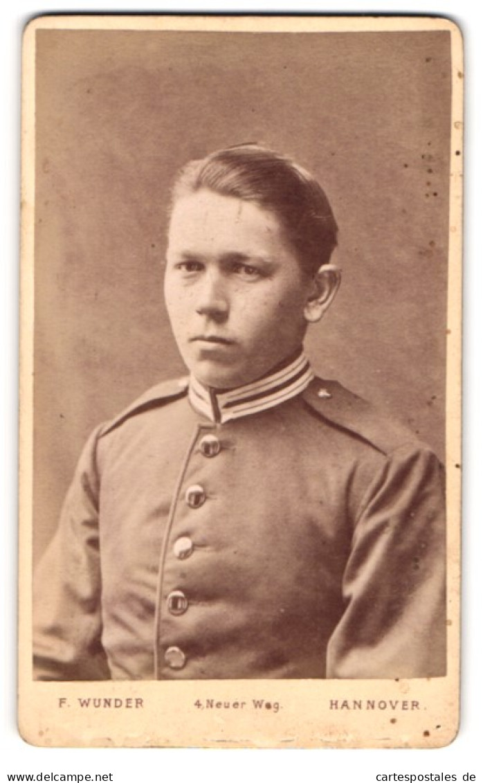 Fotografie F. Wunder, Hannover, Portrait Junger Soldat In Interessanter Uniform Mit Zurückgekämmtem Haar  - Anonyme Personen