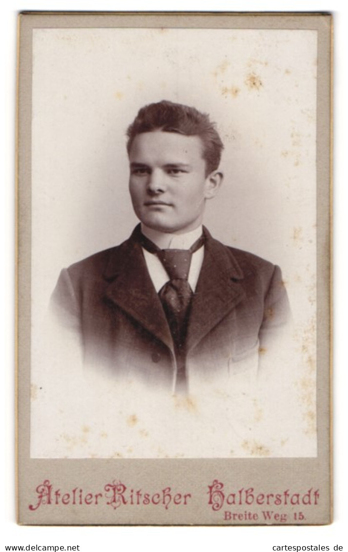 Fotografie Atelier Ritscher, Halberstadt, Portrait Charmanter Junger Mann Mit Krawatte Im Jackett  - Anonyme Personen