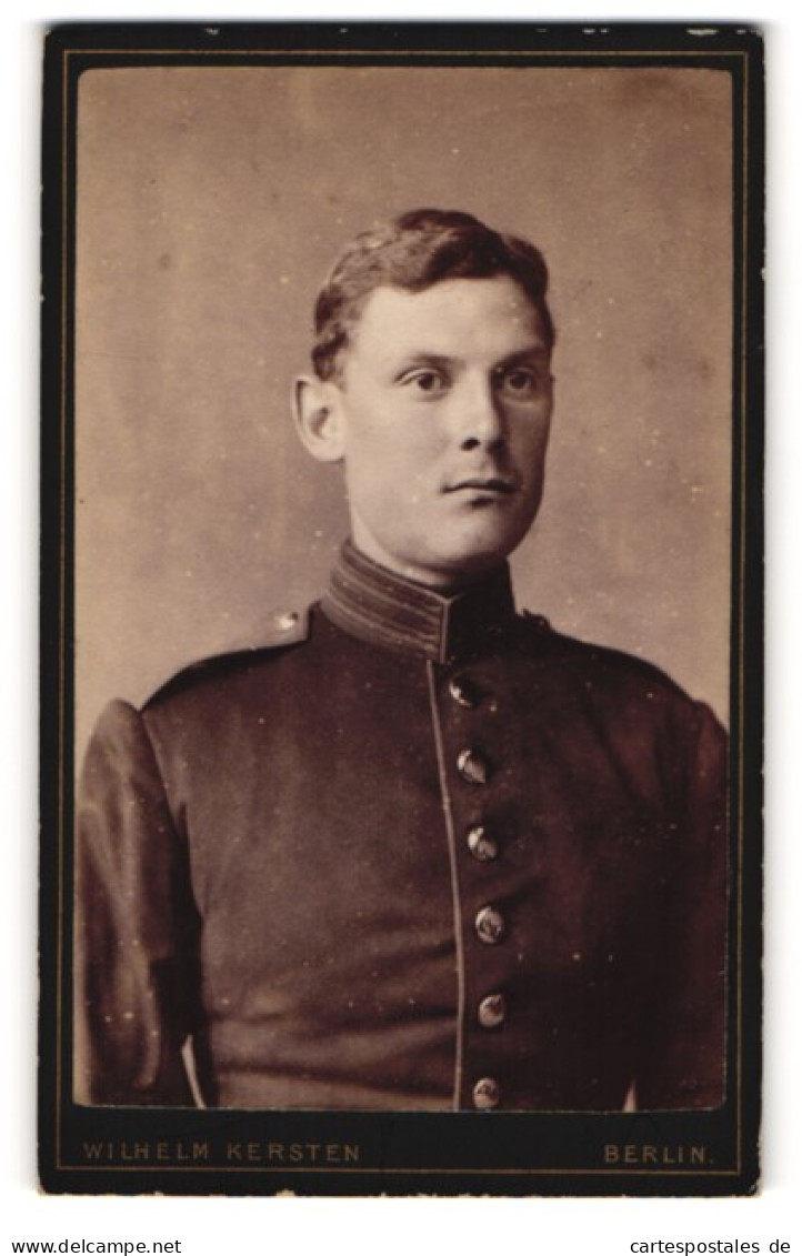 Fotografie Wilhelm Kersten, Berlin, Junger Soldat In Interessanter Uniform  - Anonyme Personen