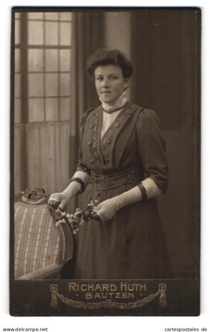 Fotografie Richard Huth, Bautzen, Frau Mit Hochsteckfrisur Und Blümchen In Der Hand In Trachtenkleid  - Anonyme Personen