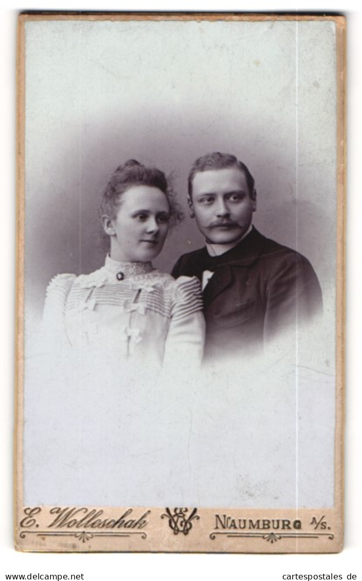 Fotografie E. Wolleschak, Naumburg A. S., Portrait Elegant Gekleidetes Paar  - Anonyme Personen