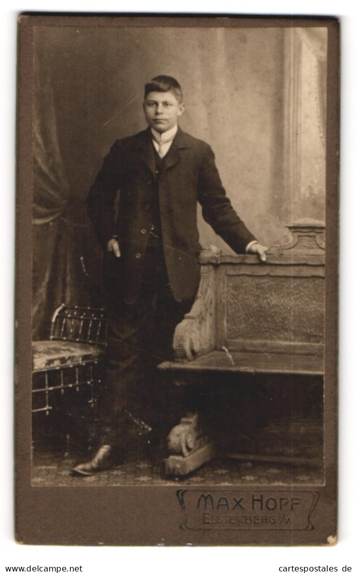 Fotografie Max Hopf, Elsterberg I. V., Portrait Charmanter Junger Mann Im Eleganten Anzug  - Anonyme Personen