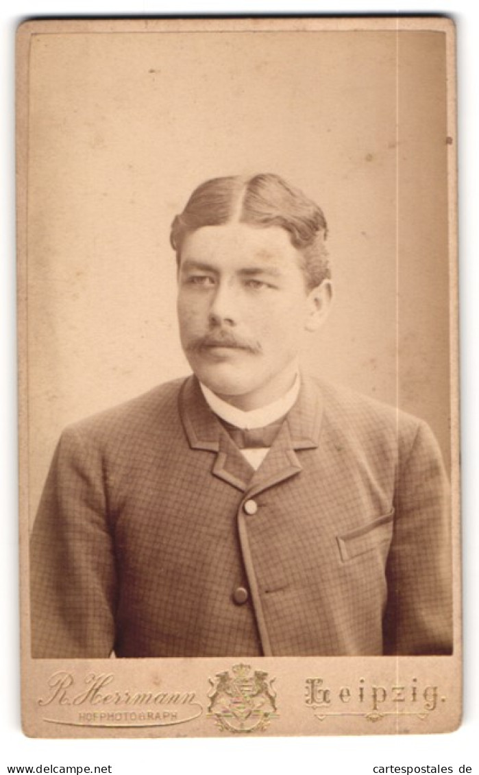 Fotografie R. Herrmann, Leipzig, Portrait Charmant Blickender Mann Im Anzug  - Anonyme Personen