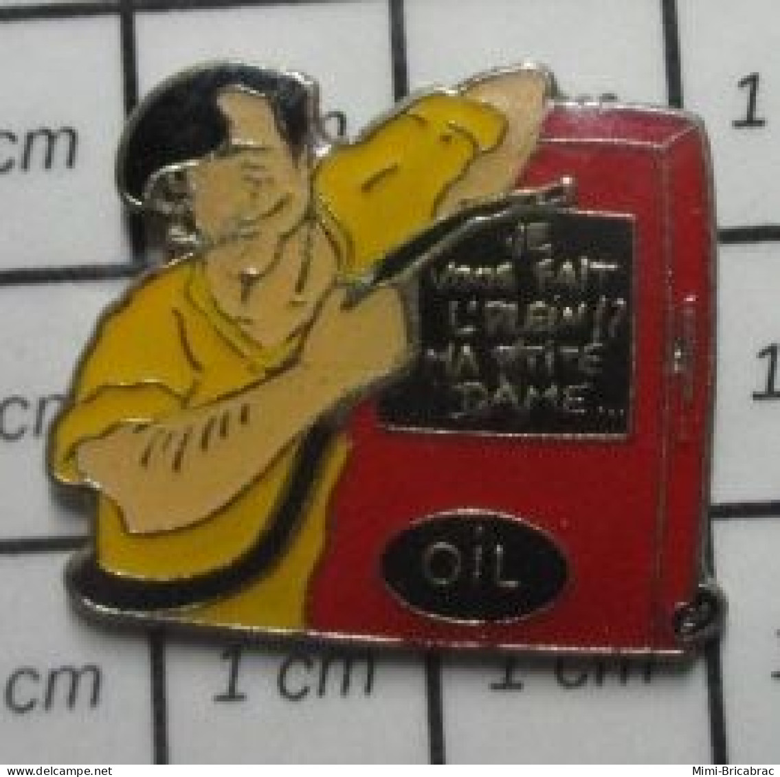 1618A Pin's Pins / Beau Et Rare / CARBURANTS / POMPISTE LOURDINGUE JE VOUS FAIS LE PLEIN MA P'TITE DAME ? - Brandstoffen